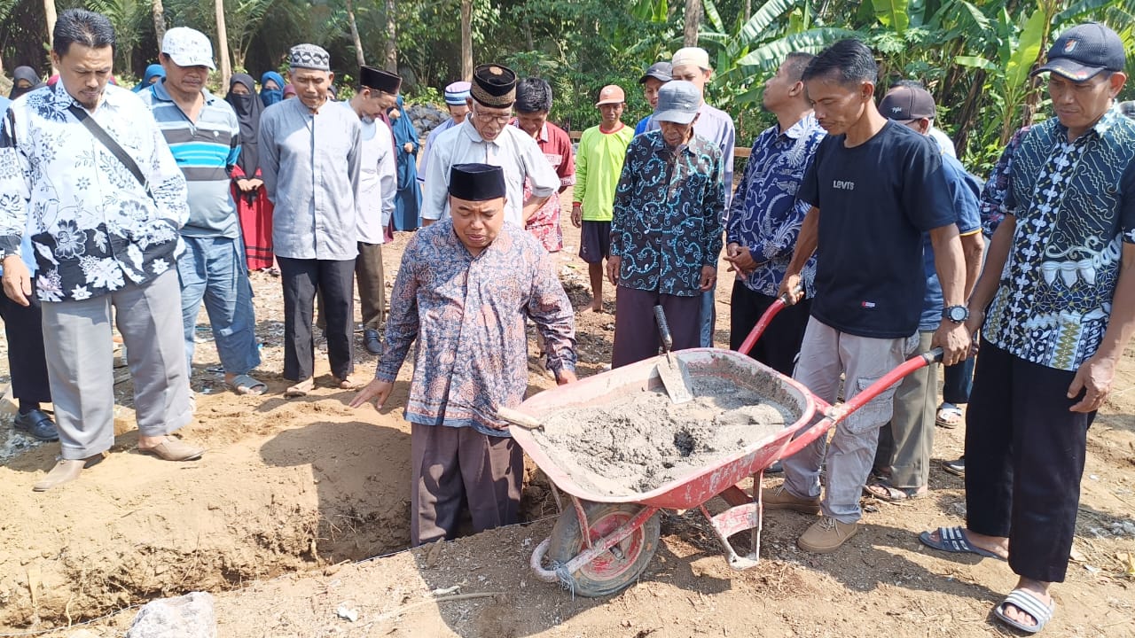 Peletakan batu pertama oleh Ketua Yayasan Islam Nurul Huda Ustadz Ali Mubarok