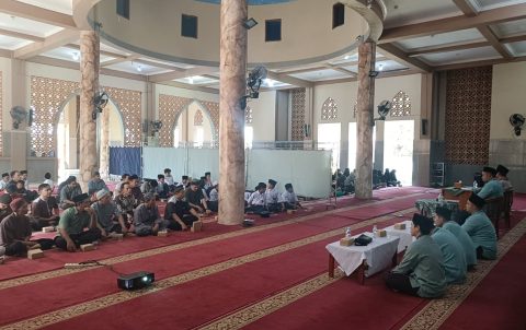 Wali dan santri baru mengikuti khotbah ta'aruf